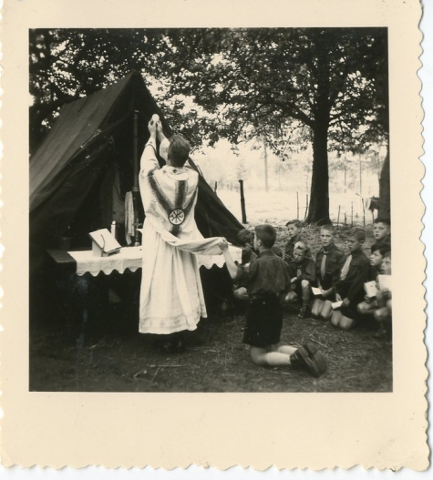 Eucharistieviering op chirokamp, Louis-Marie, 1956