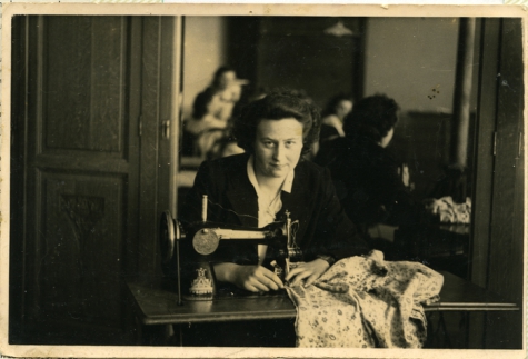 Alice Dooreman aan naaimachine, Sint-Lievens-Houtem, 1940-1945