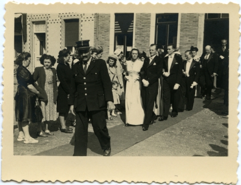 Huwelijk voor oud gemeentehuis, Sint-Lievens-Houtem, 1949
