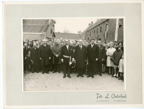 Groepsfoto notabelen op inhuldiging Groenweg, Reigerstraat, Bavegemstraat, Oosterzele, 1965