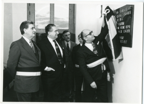 Onthulling gedenkplaat vernieuwd gemeentehuis, Oosterzele, 1976