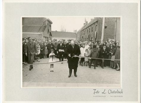 Minister Theo Lefevre knipt lint, Oosterzele, 1965