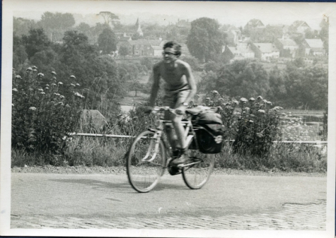 Op kop tijdens fietstocht chiro Melle, Luxemburg, 1970