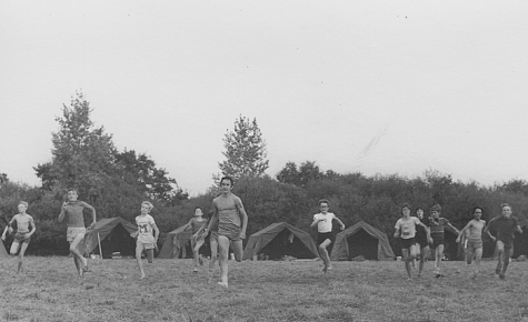 Chiro Melle speelt 'Dikke Bertha' op kamp, Molenbeersel, 1976