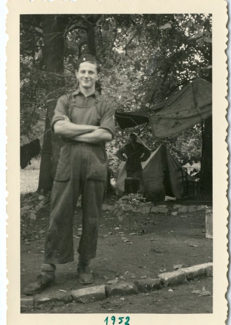 Jozef Poppe als kok op chirokamp, Moulbaix, 1952