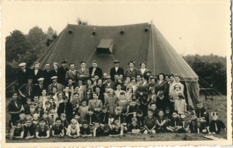 Groepsfoto tijdens een bezoekdag op chirokamp, 1953(?)