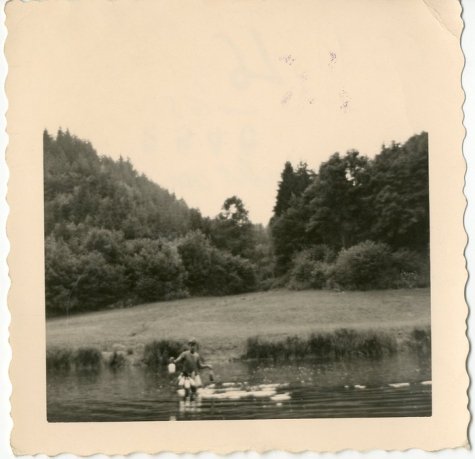 Chiro Melle draagt drinkbussen over het water, 1960-1965