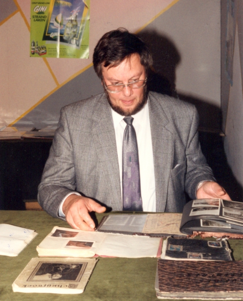 Michel de Roeck bekijkt oude fotoalbums Melle, 1989.