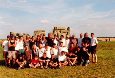 Groepsfoto in Stonehenge, Engeland, 2000.