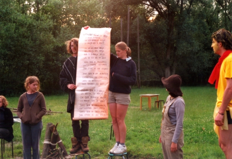 Aanleren van het kamplied, Berlare, 2002.
