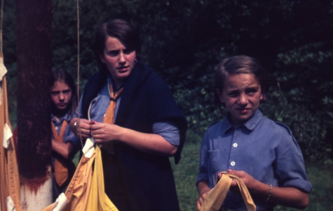 Chiro Melle Geertrui. Hijsen van de vlag bij de ochtendformatie. Kamp in Kalmthout, 1968.