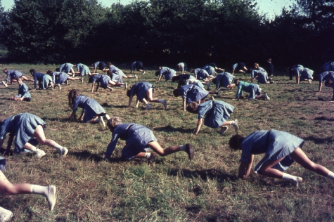 Chiro Melle Geertrui. Ochtendturnen op kamp in Natoye, 1969.