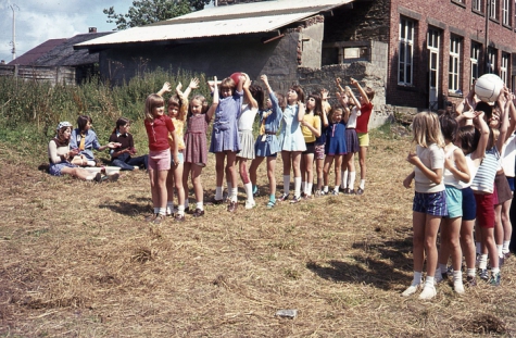 Chiro Melle Geertrui. Estafettespel op kamp in Sugny, 1973.