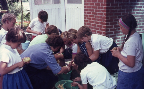 Chiro Melle Geertrui. Aardappelkarwei. Kamp in Geel, 1967.  