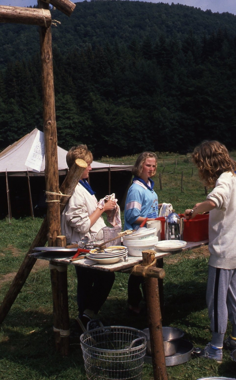 Chiro Melle Geetrui. De afwas. Op kamp in maboge, 1988.