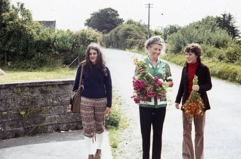 Chiro Melle Geertrui. Kookmoeder Mevrouw De Vis in de bloemetjes. 
Ierland, 1972.
