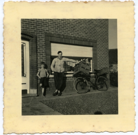 Poelier Roger De Bruyker met zijn fiets, Landskouter