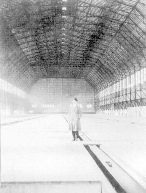 Binnenzicht van een lege zeppelinhangar, 1915