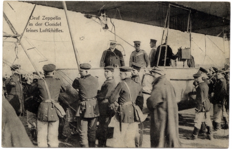 Graaf zeppelin in de Gondel van zijn luchtschip, 1913