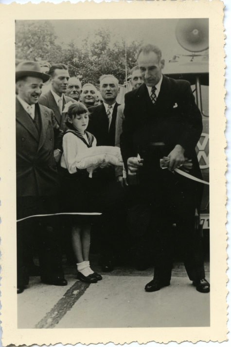 Eerste betonweg Kattestraat, burgemeester knipt het lint, Landskouter, 1956