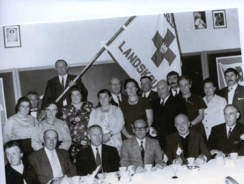 'Vriendenkring Vrijwillige Bloedgevers' met hun nieuwe vlag, Landskouter