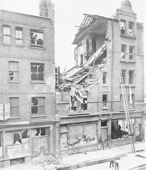 Schade aan huizen door zeppelinbombardementen, 1915