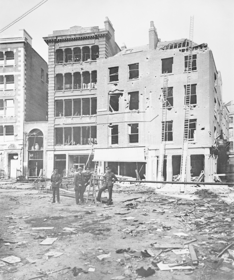 Schade aan appartementen door zeppelinbombardementen,1915