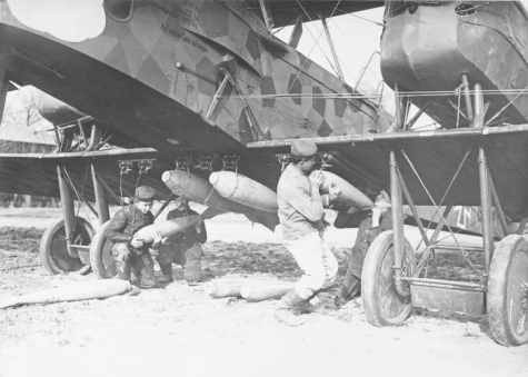 Soldaten bevestigen bommen aan een Gotha vliegtuig, 1915