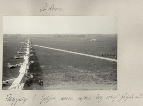 Gotha's opgelijnd op het vliegveld van Sint-Denijs-Westrem voor het bezoek van von Hindenburg, 1917