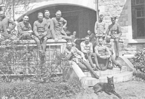 De officieren-vliegeniers van de 13 Staffel op het kasteel Drory, Merelbeke, 1917