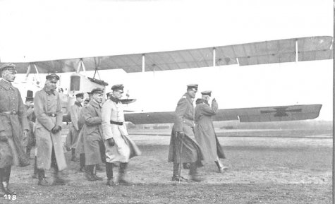 Hoog bezoek! Generaal von Hoeppner inspecteert het vliegveld, Gontrode, 1917