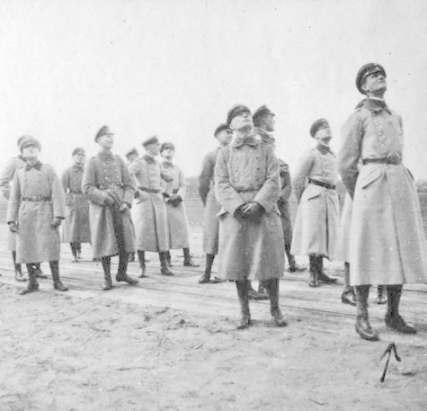 Officieren kijken omhoog naar Gotha's, Gontrode, 1917