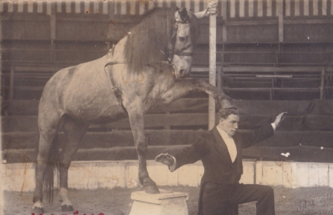 Marino Demeyer in Circus Demeyer tijdens Houtem Jaarmarkt, Sint-Lievens-Houtem, 1922-1928