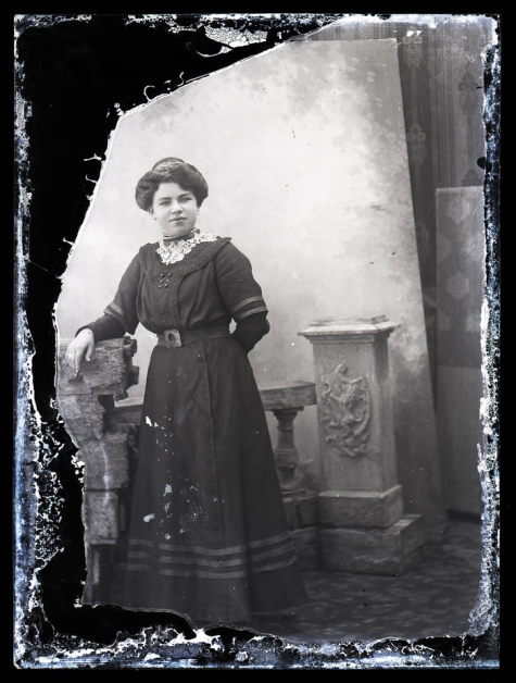 Staand portret, jongedame in feestkledij, Melle, 1910-1920