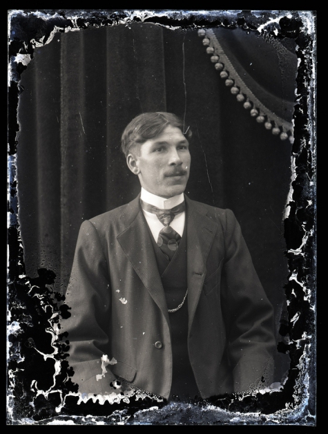 Borstportret van man met snor, Melle, 1910-1920