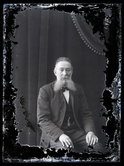 Zittend portret van man met baard en snor, Melle, 1910-1920