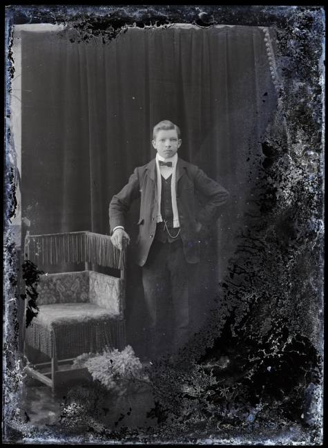 Staand portret, jonge man, feestkledij, witte sjaal en vlinderdas, Melle, 1910-1920