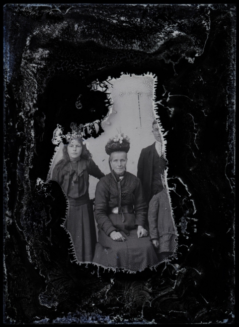 Studiofoto, koppel met 2 kinderen, vrouw met bebloemd hoofddeksel, brede lederen ceintuur, Melle, 1910-1920