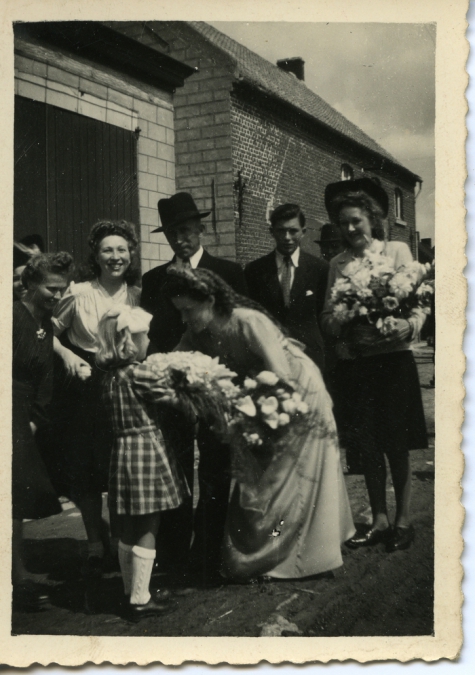 Huwelijk Lucia Baele en Lucien Van Dorpe, bloemen, Sint-Lievens-Houtem, 1945