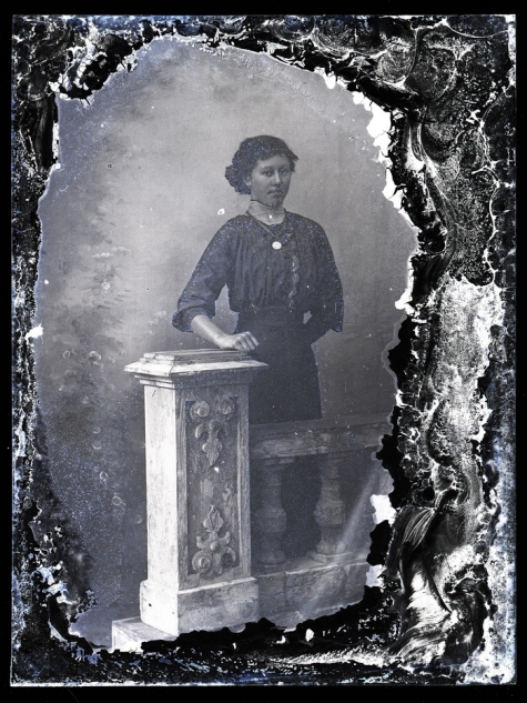 Staand portret van jonge vrouw in feestkledij met driekwart mouwen en witte opgezette halsboord, halsketting, Melle , 1910-1920