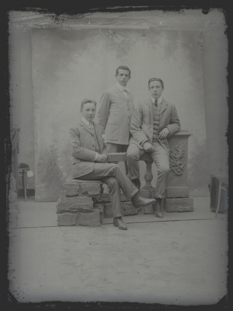 Portret van 3 jonge mannen in feestkledij met kostuum, witte hemdsboord en stropdas, glad gekamd haar, Melle, 1910-1920 