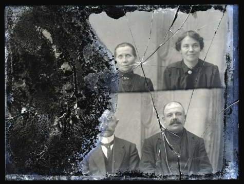 Zittend portret van 2 vrouwen en 2 mannen in feestkledij, Melle, 1910-1920