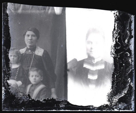 Staand portret van jonge vrouw met opgestoken haar en halsketting en 2 kinderen in feestkledij, Melle, 1910-1920