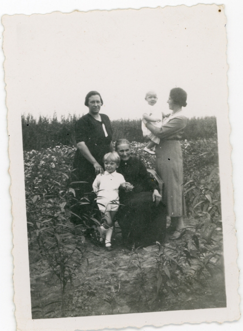 Dames Rahoens tussen rozenplanten, Oosterzele, 1930-1940
