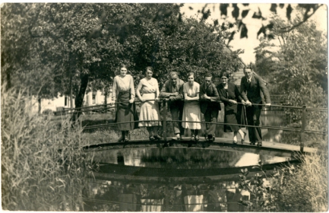 Familie Pycke op het domein van de watermolen, Bavegem, ca. 1920