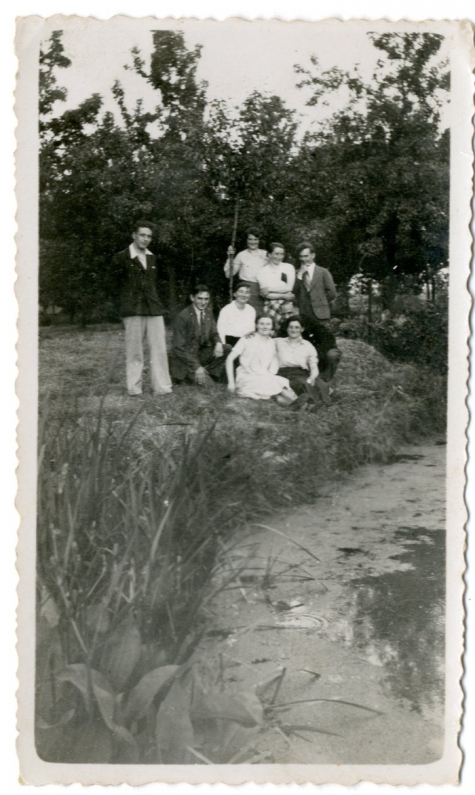 Familie Pycke op het domein van de watermolen, Bavegem, ca. 1920