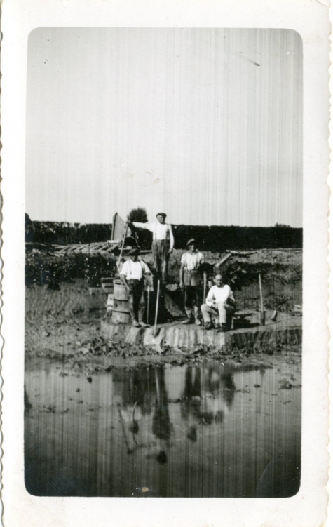 Werken voor het graven van waterbekkens op het domein van de watermolen, Bavegem, ca. 1920