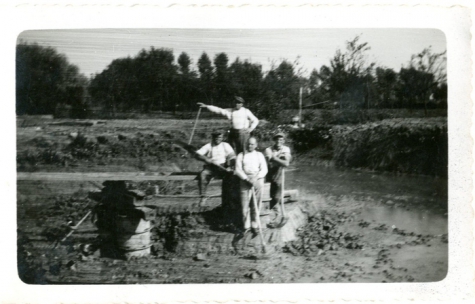 Werken voor het graven van waterbekkens op het domein van de watermolen, Bavegem, ca. 1920
