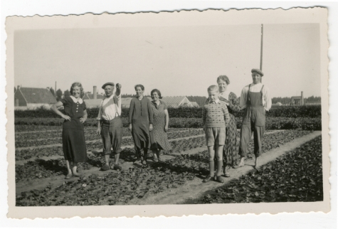 Familie Wulteputte op de bloemisterij, Lochristi, 1934