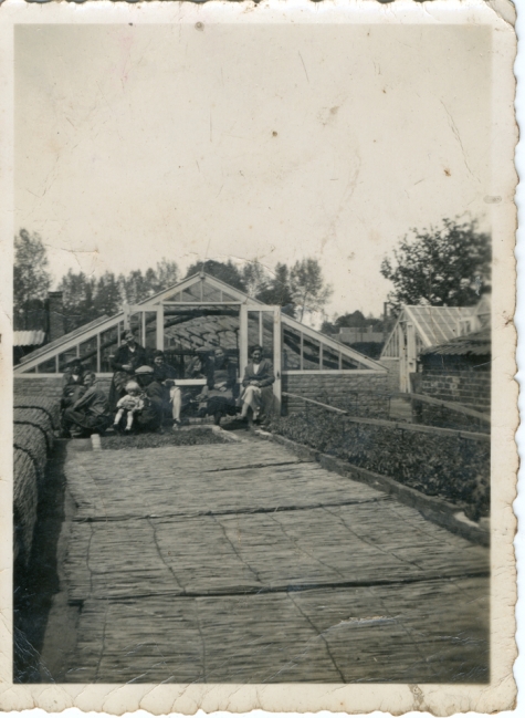 Poseren bij de serre en rietmatten bloemisterij Wulteputte, Lochristi, 1940